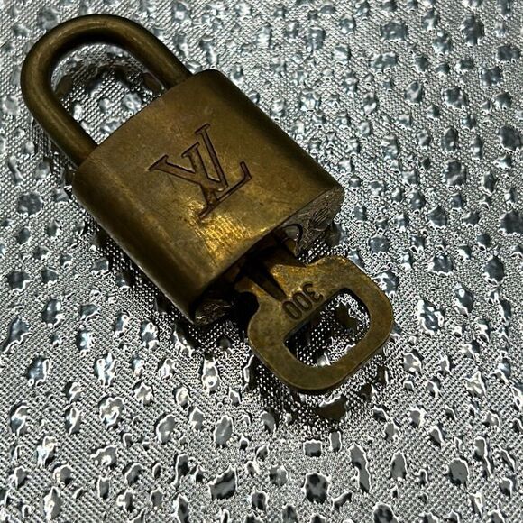 Louis Vuitton Paris Women's Padlock Lock & Key Gold Brass #300 Authentic - Picture 1 of 6
